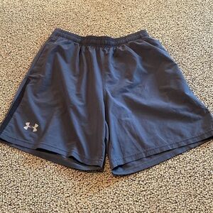 Under Armour Gray Athletic Shorts Size Large in Like New Condituon